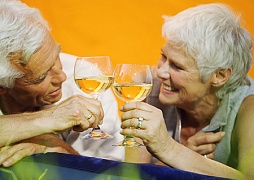 Почему пьющие живут дольше?